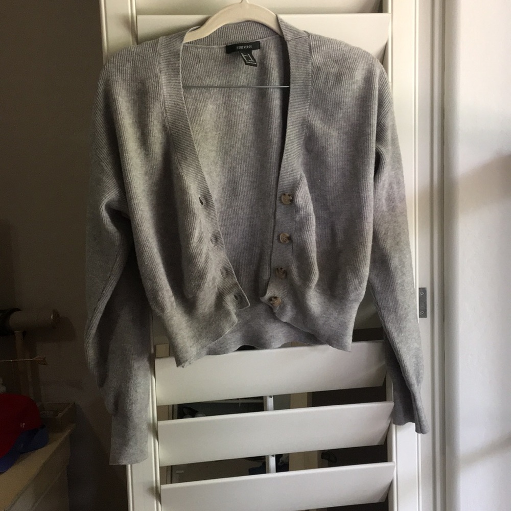 GRAY BUTTON CROP SWEATER